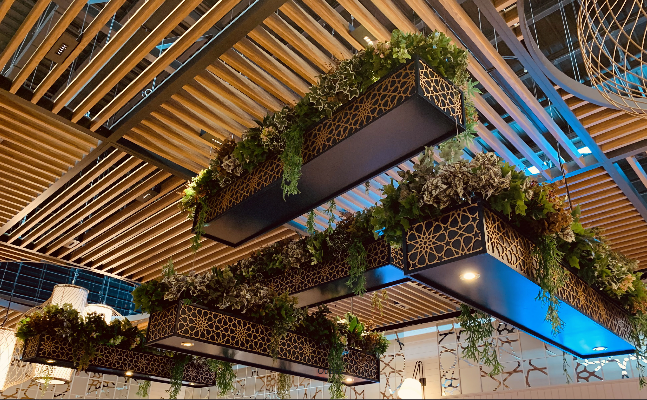 SFO. Producción y ejecución de proyecto maceteros colgantes para Sevilla Fashion.